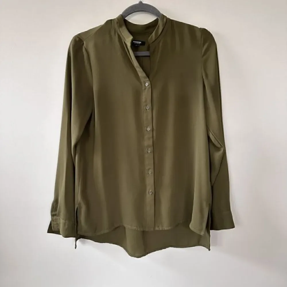 Premise Studio Women Long Sleeve Olive Button Down Blouse S‎